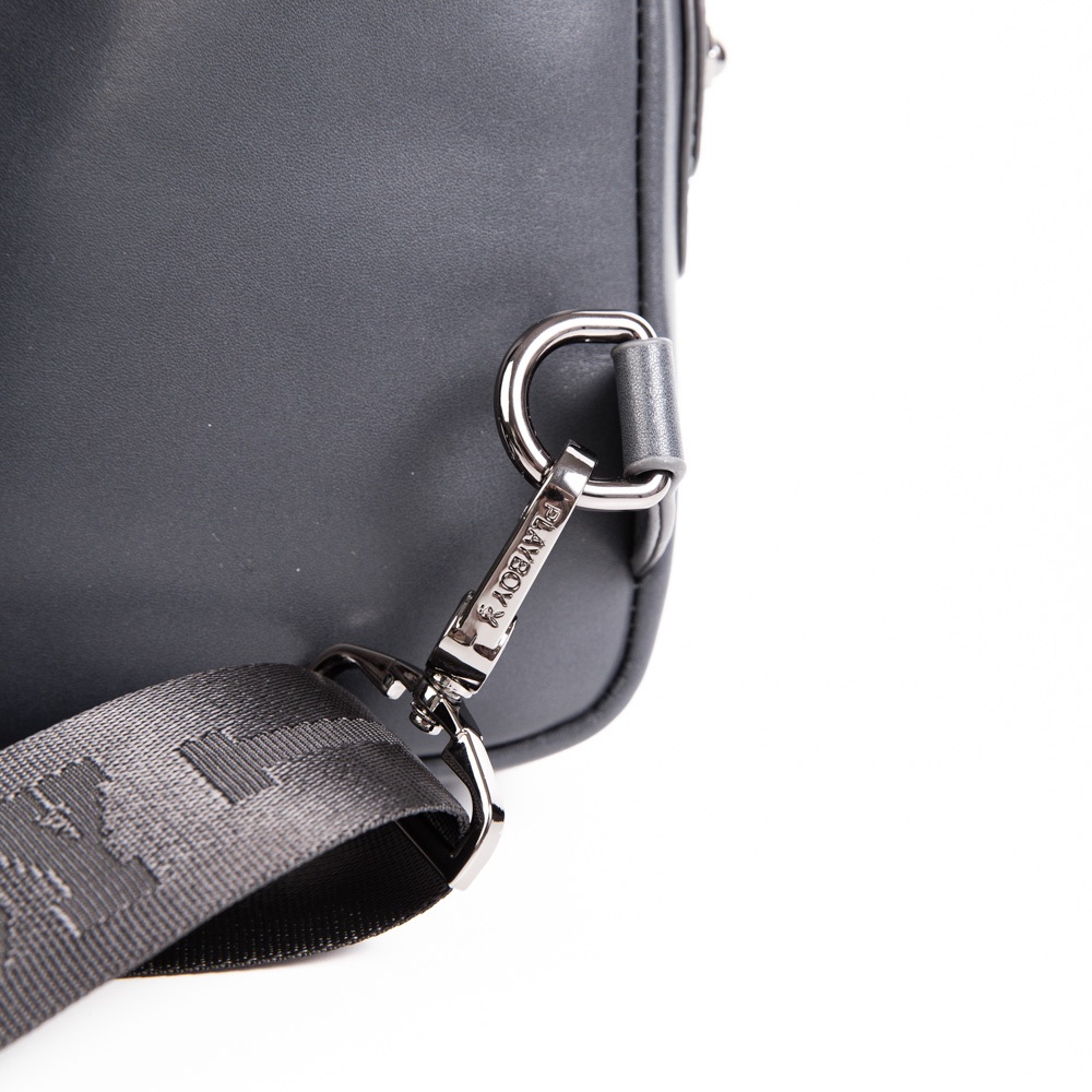 Playboy:Journey Men's Chest Bag กระเป๋าคาดอกผู้ชาย รุ่น ST-B242PBM272-BL ดีไซน์ทรงเป้สกรีนโลโก้อักษรสามเหลี่ยม สีกรม