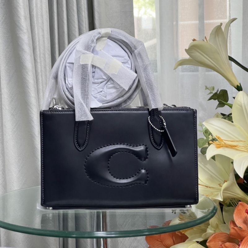 🖤🖤รุ่นใหม่ กระเป๋าสะพาย สีดำ หนัง
ถือได้ /สะพายได้ 

🖤👜New COACH Nina Small Tote Bag
