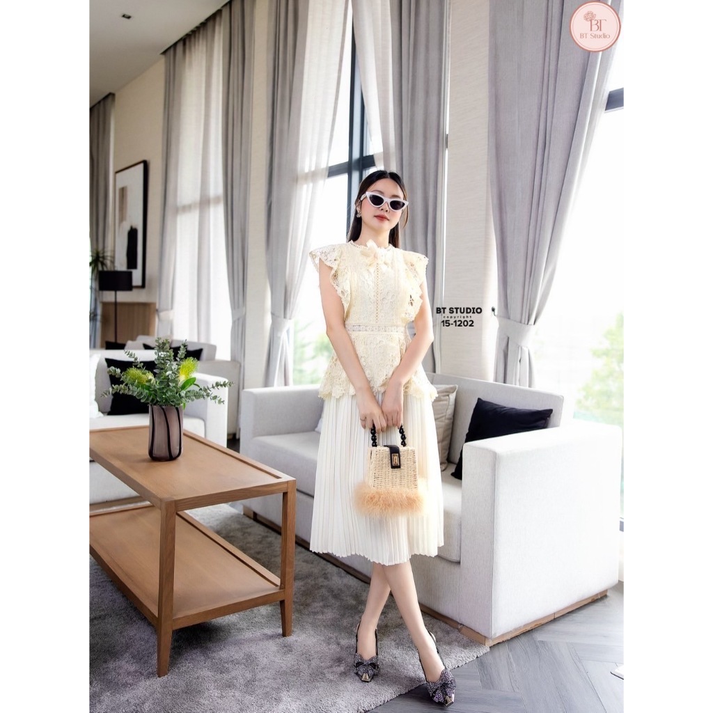 BT 15-1202 เดรสแขนกุดเนื้อผ้าฉลุลายดอกไม้ทั้งตัว กระโปรงยาวอัดพรีทมาพร้อมเข็มกลัดโบว์ ซับในทั้งตัว ผ
