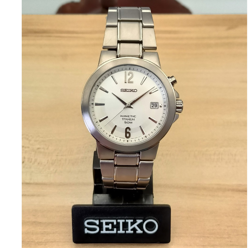 นาฬิกาข้อมือผู้ชาย SEIKO (Kinetic) Titanium เรือนไทเทเนียมน้ำหนักเบา กระจกกันรอย แสดงวันที่