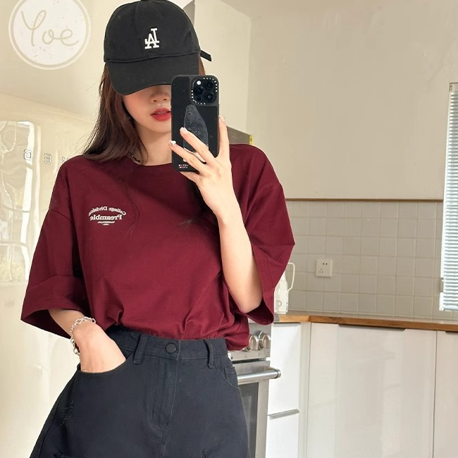 📌fashiongirl1688📌เสื้อยืดแขนสั้น ผู้หญิง คอกลม ลายอักษรสกรีนหน้า - หลังสีแดงเท่ระเบิดระเบอมีไซส์ใหญ่