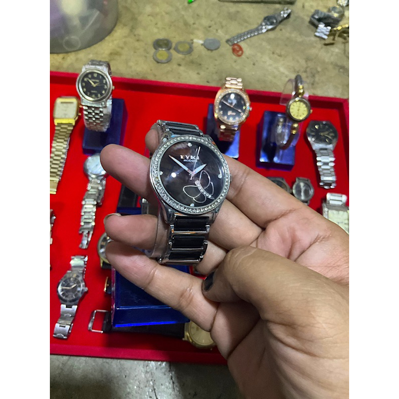 นาฬิกาข้อมือผู้หญิง EYKI modern สีดำมือ1