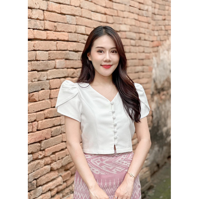 เสื้อคอวีครอปสีขาวมุก แขนสั้นทรงดอกบัว