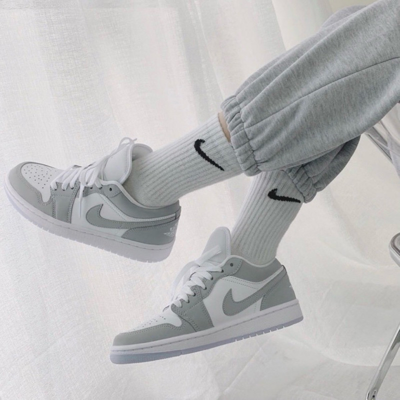 [รอสินค้า 2-5วัน] NIKE W Jordan 1 Low White Wolf Grey แท้ 100% (DC0774-105)