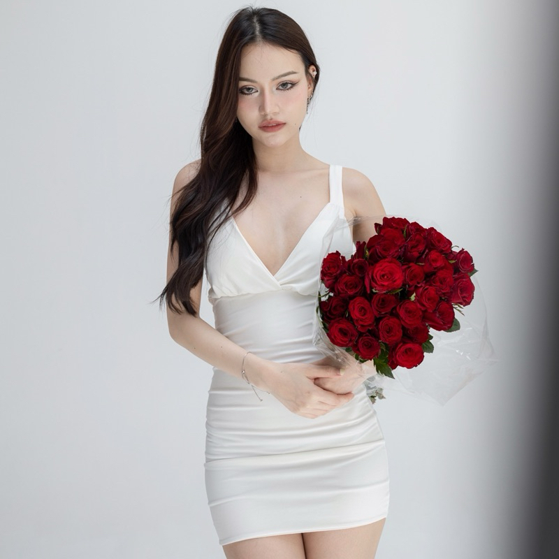 Selena dress เดรสคอวีแหวกลึกสวยเซ็กซี่ ความเก๋ของรุ่นนี้อยู่ที่ด้านหลัง ไขว้กันเป็นตาราง