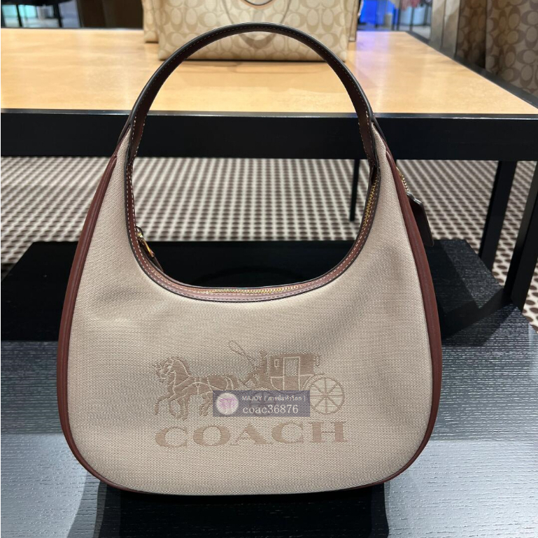 แท้💯% Outlet 11.2 นิ้ว Carmen Shoulder Bag กระเป๋าสะพายข้างใต้วงแขนสำหรับผู้หญิง กระเป๋าถือพระจันทร์ครึ่งเสี้ยว