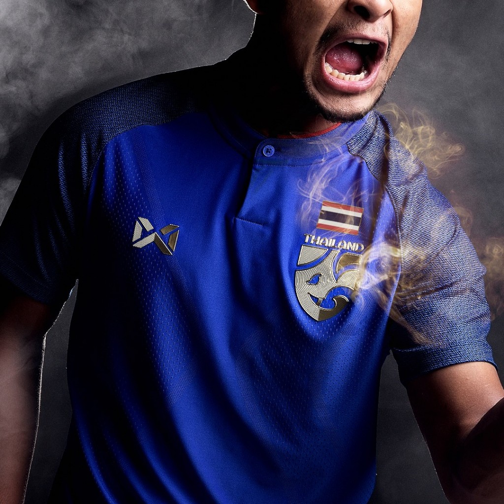 เสื้อฟุตบอลทีมชาติไทย 2018 (Player Version) ใหม่ป้ายห้อย พร้อมถุงคลุม ไม้แขวน warrix ของแท้ 100%