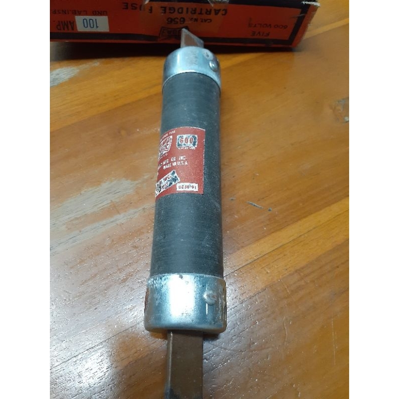 ฟิวส์ fuse 100แอม  EAGLE ฟิวส์ใบมีดใช้กับเซพตี้สวิทสินค้าค้างสต้อกค่าป้ายจะเก่าแต่ไม่เคยใช้งานนะคะ
