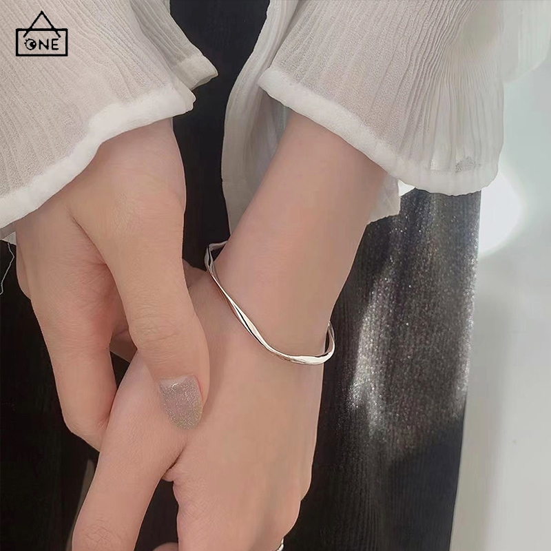 COD❤️สร้อยข้อมือรูปคลื่นสีเงินเรียบง่ายแฟชั่นหรูหราระดับไฮเอนด์เครื่องประดับสำหรับผู้หญิง-a.one