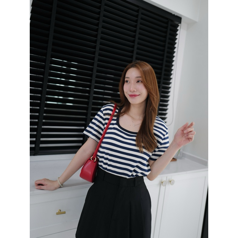 เสื้อคอเหลี่ยม สลับสี ริ้ว (ขาว-กรม)