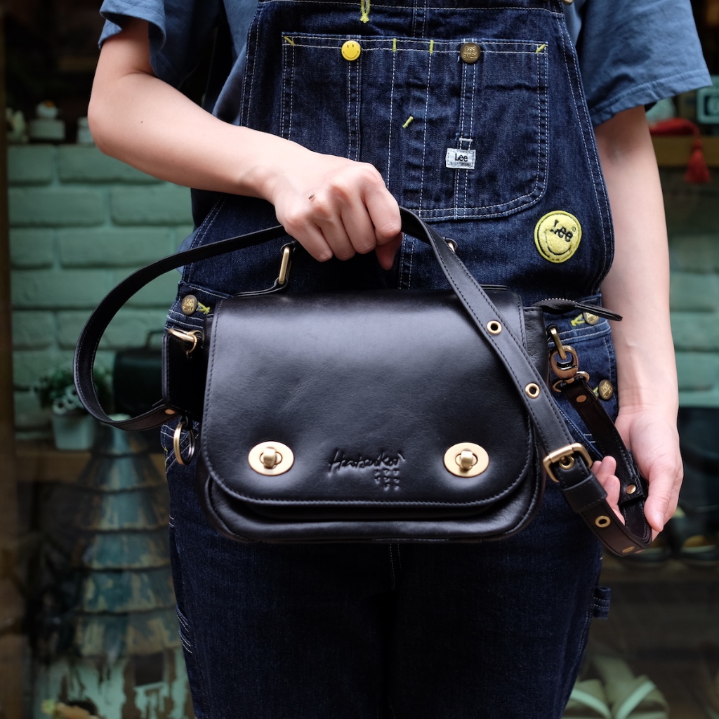 รุ่น Signature ของ Hatsukoi กระเป๋าสะพายหนังแท้รุ่น Wata-ame Sp. (Hatsukoi Leather Bag)