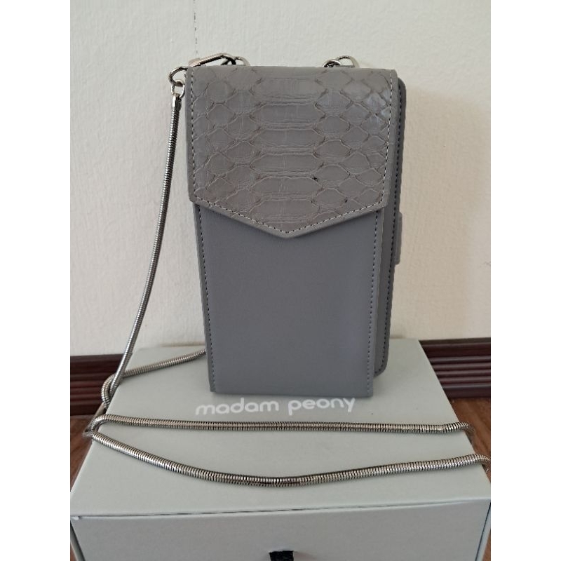กระเป๋าใส่โทรศัพท์ได้ madam peony