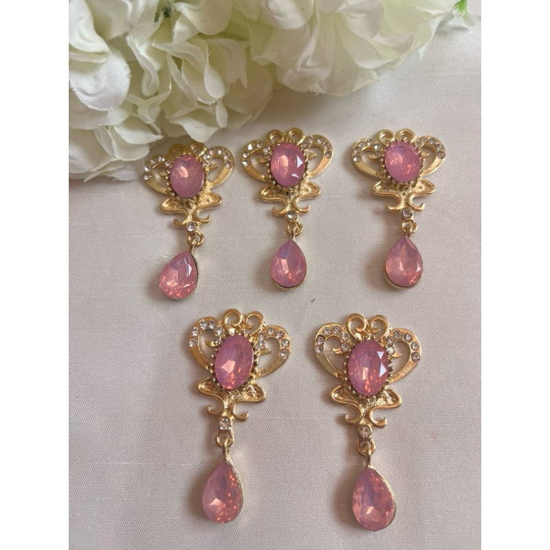 เข็มกลัดคริสตัล เข็มกลัด ชิ้นละ30บาท พร้อมส่ง