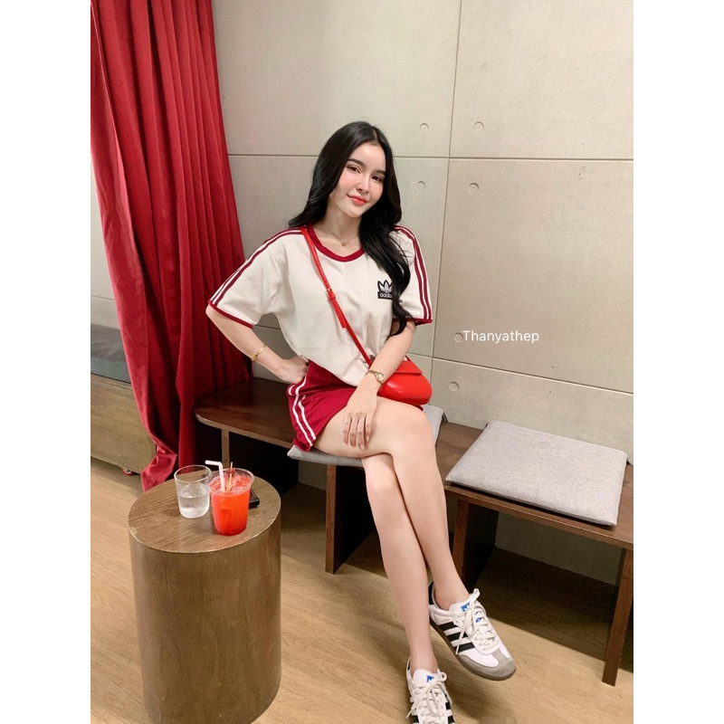 เซ็ต2ชิ้นฟิลสปอตๆ เสื้อโอเวอร์ไซส์ แต่งแถบ ติดอะไหล่แบรนดัง มาคู่กระโปรงตัวปัง แต่งแถบ เนื้อผ้าดี