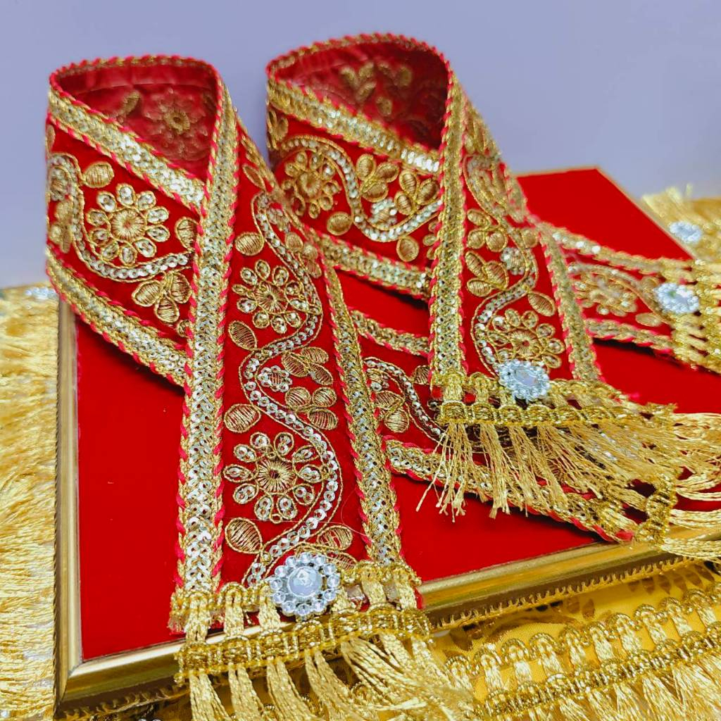 สไบแดงลายอลังการ ดอกไม้ปักจัดเต็ม สวยมาก กว้าง 2 นิ้ว ยาว 40-100 cm
