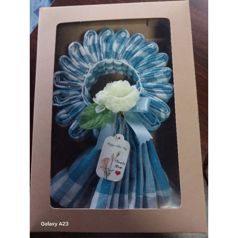 💥💥มาลัยผ้าขาวม้าคละสีกล่องน้ำตาลพร้อมดอกไม้+ฟรีป้ายแท็ก💥💥