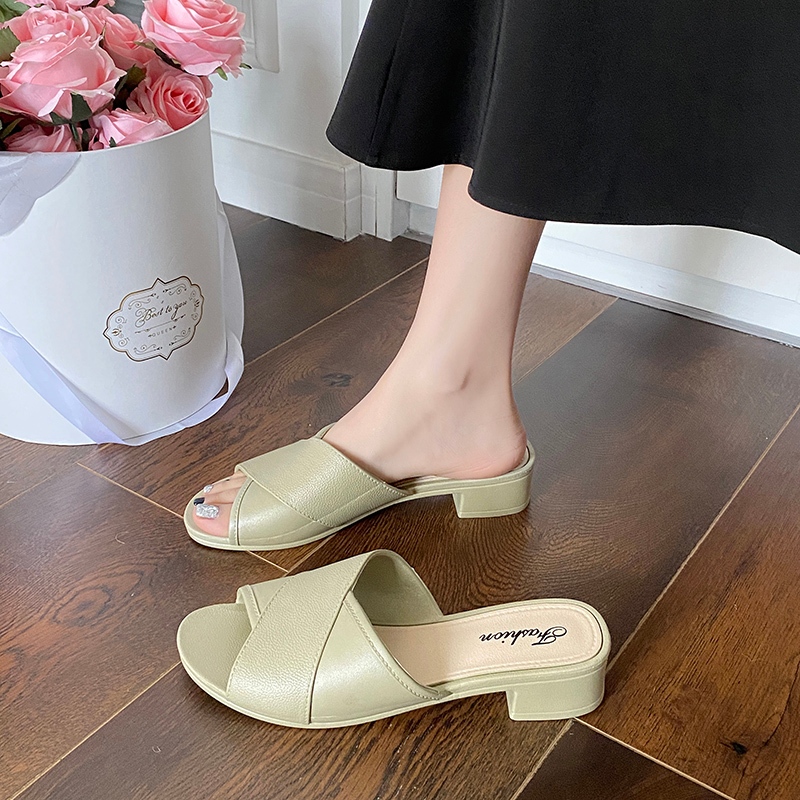 Yeeica ใหม่มาก รองเท้าแตะแบบสวมแฟชั่น สีสวยละมุนมาก ดีเทลสายไขว้สุดเก๋ มีให้เลือกหลายสี ทรงเกาหลีเกาใจสุด รุ่นนี้