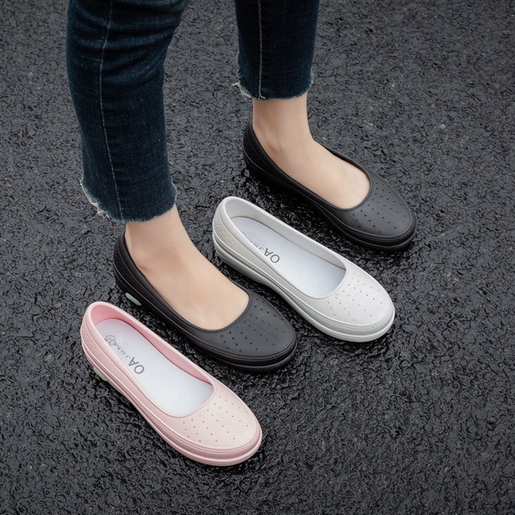 ꕥCatalog shoesꕥ รองเท้าคัชชูยาง รุ่นฉลุรูกลมเล็กๆ 3 สี ยางนิ่ม กันน้ำ มีส้น 2 cm. (20)