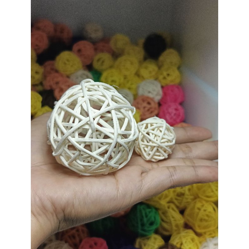 ลูกบอลหวายคละสี ขนาด 3 cm สำหรับสัตว์เลี้ยง นกแก้ว หนู กระรอก – โปรปัง