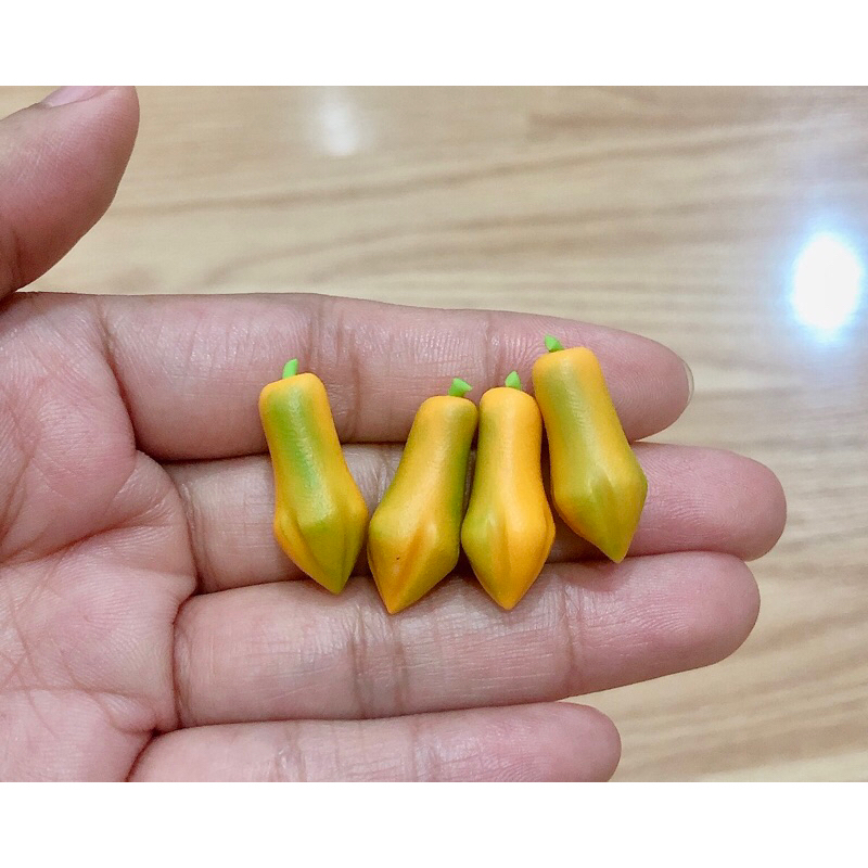 ดินปั้นมะละกอสุกจิ๋ว ขนาดโดยประมาณ 2.5 cm. ราคา/ชิ้น