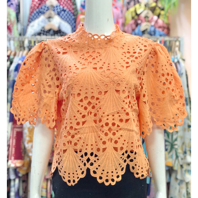 เสื้อลูกไม้ทั้งตัวอก36-42นิ้วใส่ได้มีชับในตัวค่ะ
