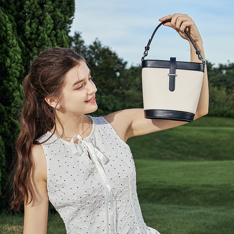 AGE FREE Lisa Bag กระเป๋าทรงถัง กระเป๋าใต้วงแขนของผู้หญิงที่หรูหราอเนกประสงค์ อเนกประสงค์