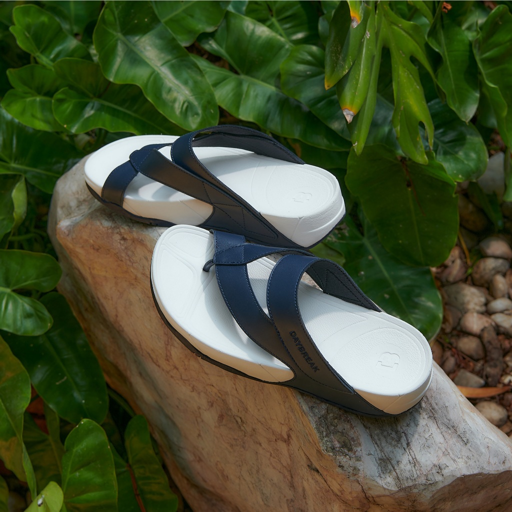 DAYBREAK Softwood Toe-Post  สีกรมพื้นขาว รองเท้าแตะสุขภาพ แบบสายไขว้ ผู้ชาย ผู้หญิง