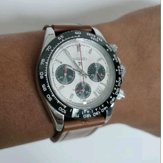 Seiko Panda Mod VK63 movement red hands black and white dial