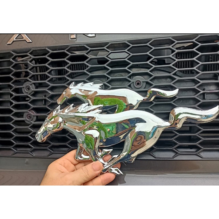 โลโก้ม้า Mustang ติดกระจังหน้า ม้าใหญ่ยาว 1 ฟุต สูง 12 CM. หลังยึดน็อต พร้อมส่งวันนี้