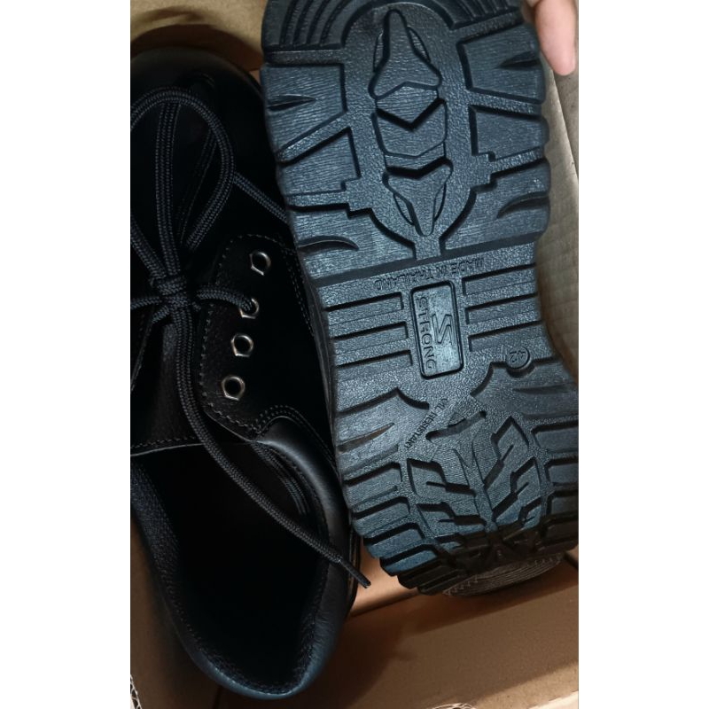 รองเท้าเซฟตี้ หัวเหล็ก ยี่ห้อSTERK Safety shoes รุ่น S-318FC สีดำ 1คู่