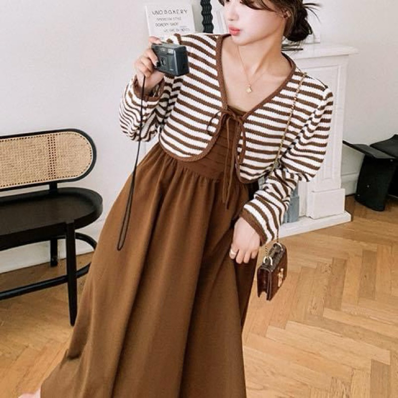 !!SALE225!!มาใหม่น๊า สดใสน่ารักต้องชุดนี้ เดรสสายเดี่ยวสีน้ำตาลสม็อกช่วงอก+เสื้อคลุมตัวนอกไหมพรมถักๆ สีน้ำตาลลายขวาง