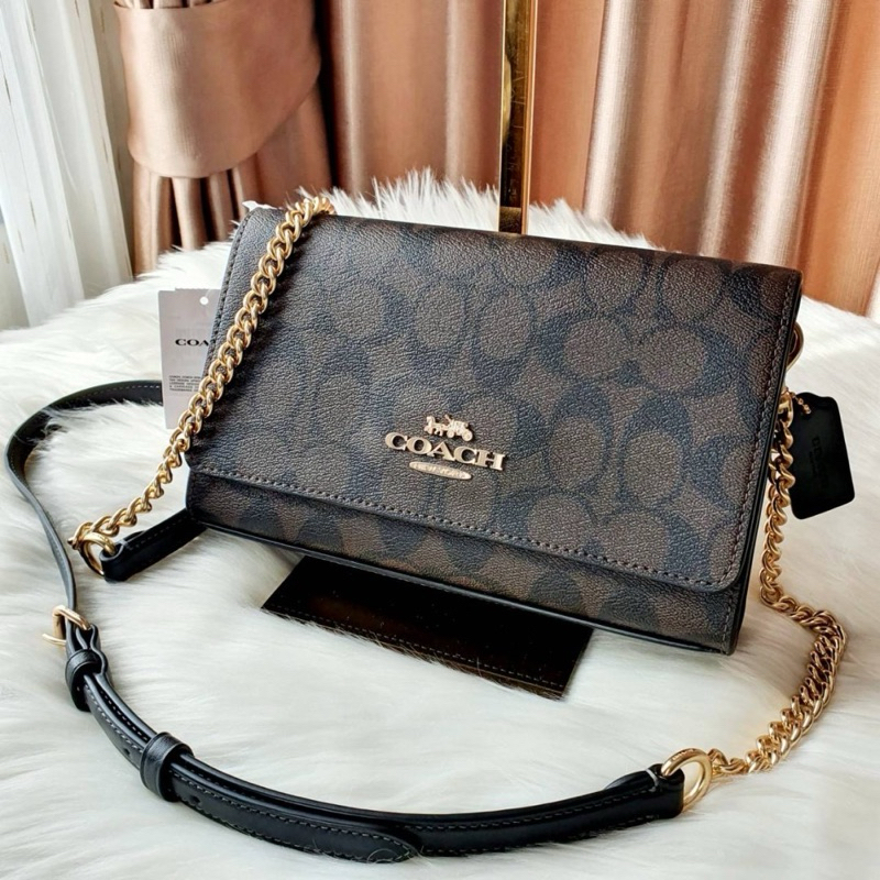 🎀(สด-ผ่อน) CP033 FLAP CLUTCH CROSSBODY IN SIGNATURE