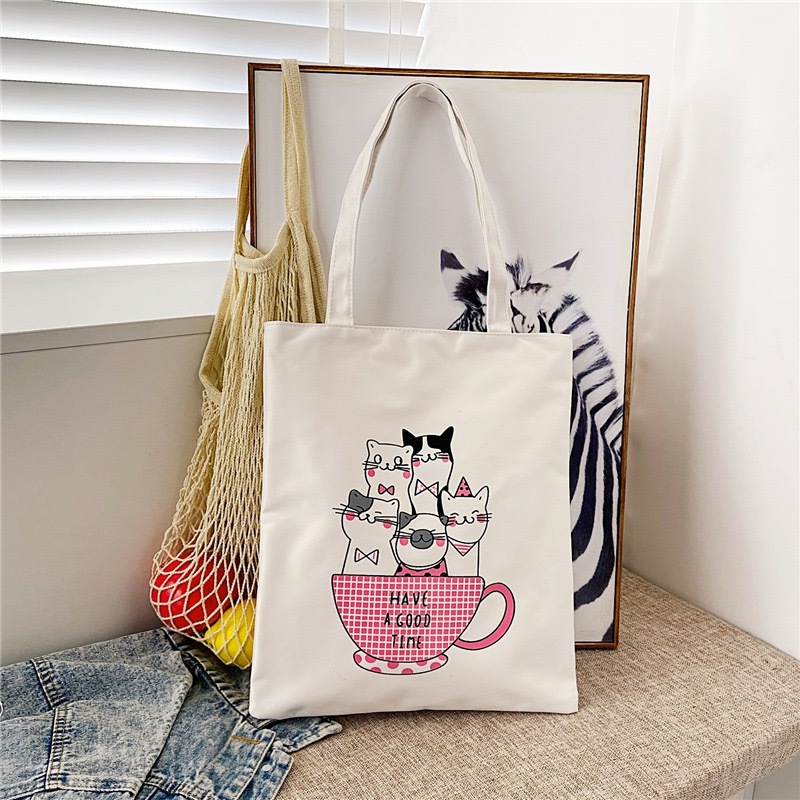 กระเป๋าสะพาย แมว ถุงผ้า มีซิป Tote Bag กระเป๋าผ้าสุดคิ้วท์ เนื้อผ้าดี สีสวย ลายสกรีน น่ารัก กระเป๋าผ้าดิบสีครีม มีลาย