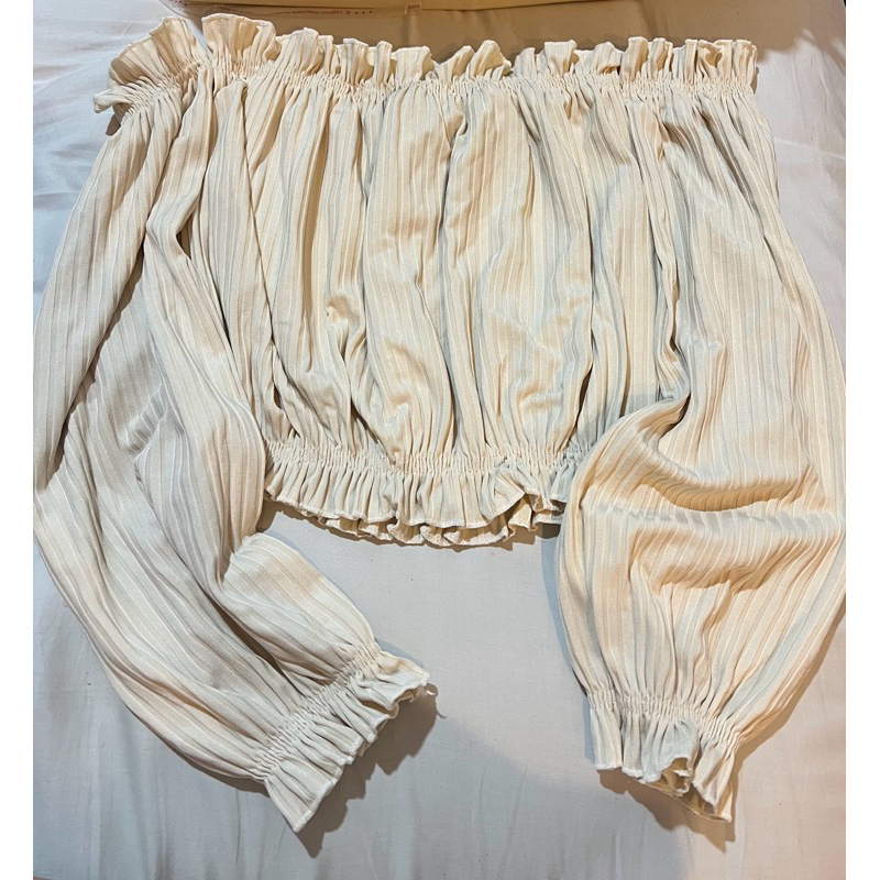 เสื้อปาดไหล่สีครีม feel free.bkk