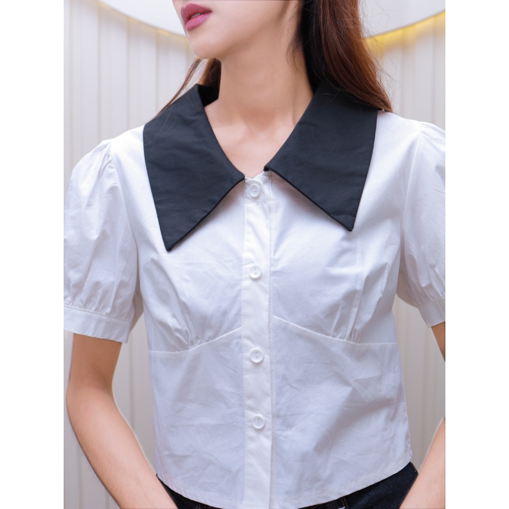 B12 เสื้อครอปสีขาวปกดำ