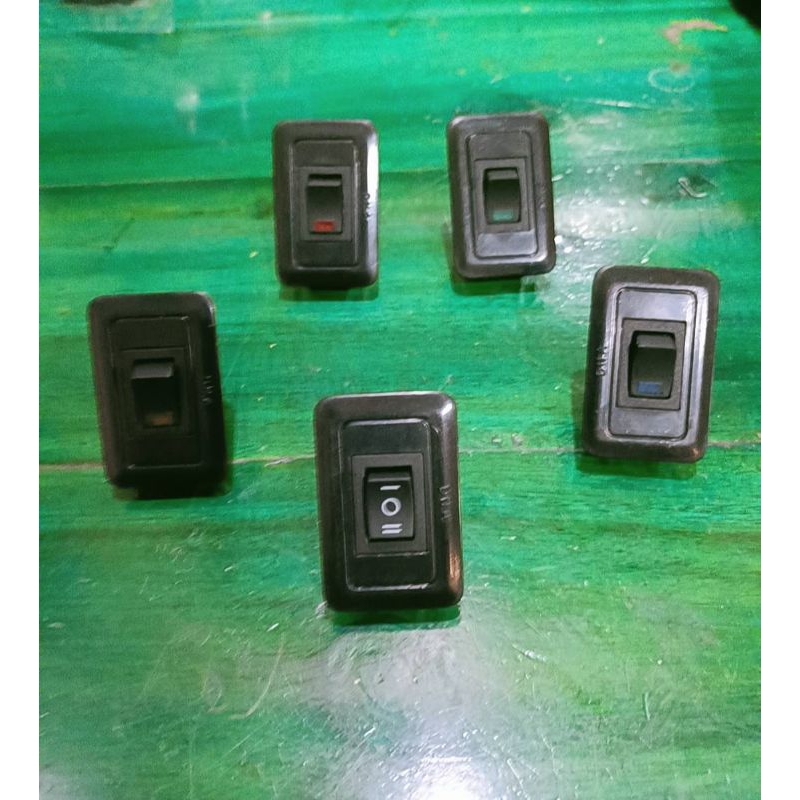 ช่องสวิทช์ Mitsubishi Strada , L-200 พร้อมสวิทช์จิ๋ว เปิด-ปิด LED 3ขา และ สวิทช์ 3ทาง On-Off-On  ตรงรุ่น ราคาต่อ 1 ตัว