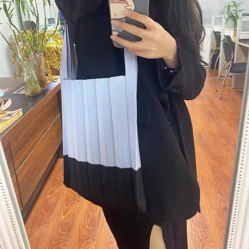 CiCi Plus+(A823-5)กระเป๋าผ้าไหมพรมทูโทน มีสายผูกโบว์ สีสันน่ารักสุดเก๋ๆ