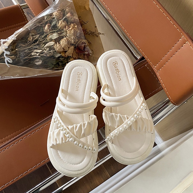 LGShoes ใหม่มาก รองเท้าแตะแบบสวม แต่งดีเทลสายไขว้ ประดับไข่มุกเก๋ๆ สวมใส่สบายดีไซส์สวยมาก พื้นนิ่มสบายเท้า มี 2สีแบบปัง