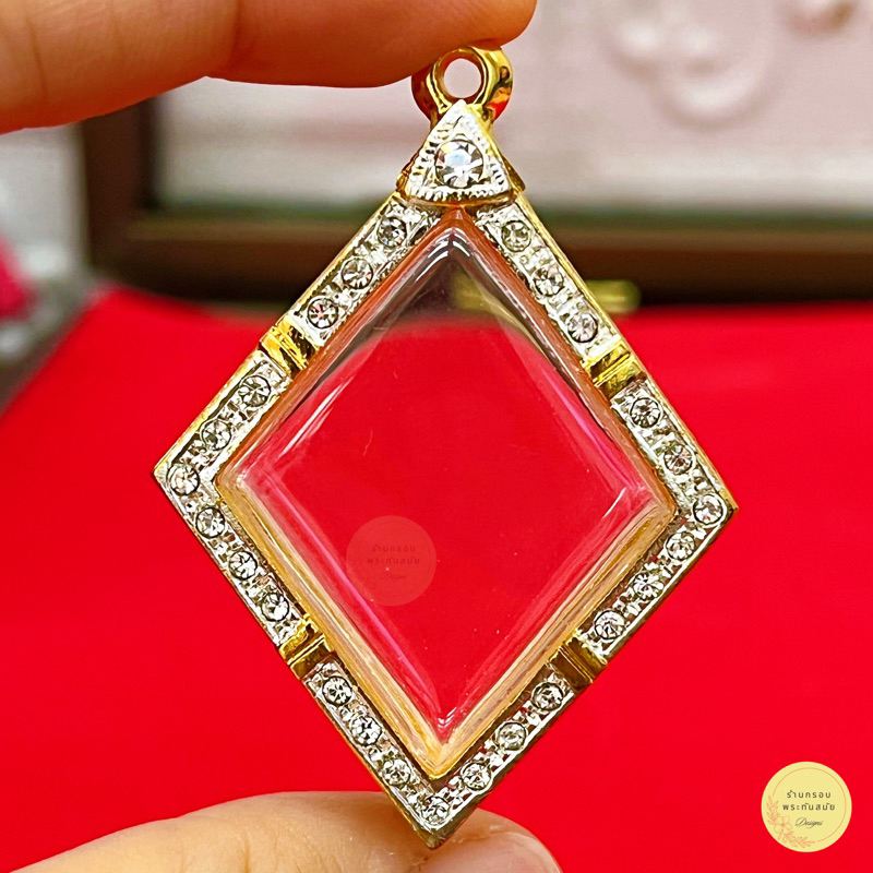 กรอบพระข้าวหลามตัด ฝังเพชรczไมครอน5k หุ้มทองหนา กรอบประกบอย่างดีแน่นหนา (มีห่วงพร้อมยางรองขอบให้พร้อมใช้งาน)