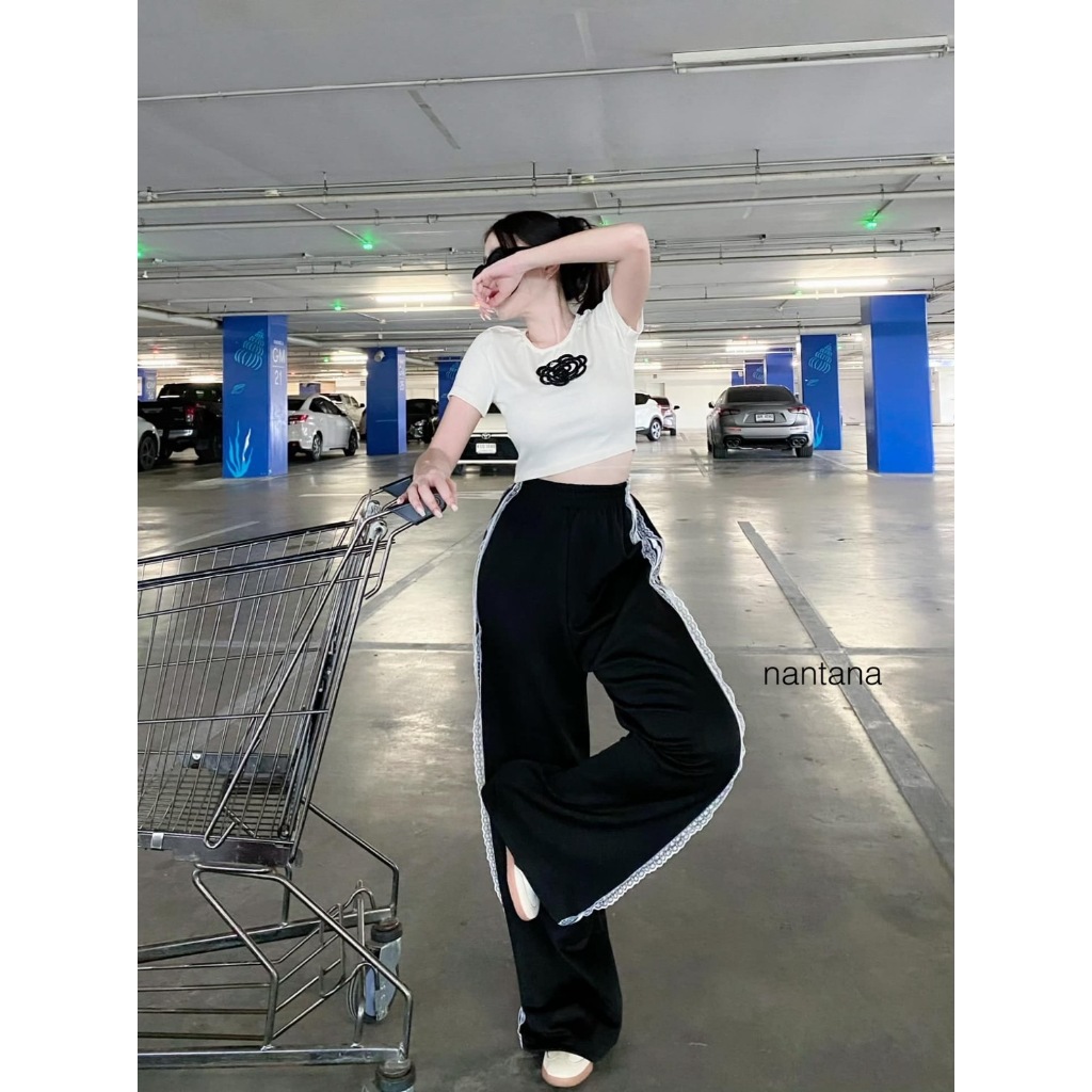 𝑵𝒂𝒏𝒕𝒂𝒏𝒂 𝑩𝒓𝒂𝒏𝒅 𝐒𝐞𝐭𝟐ชิ้น ผ้าดีทั้งเซท คอปทรงสวยติดดอกชาแนล มากับกางเกงทรงวอม แต่งแถบ แต่งลูกไม้