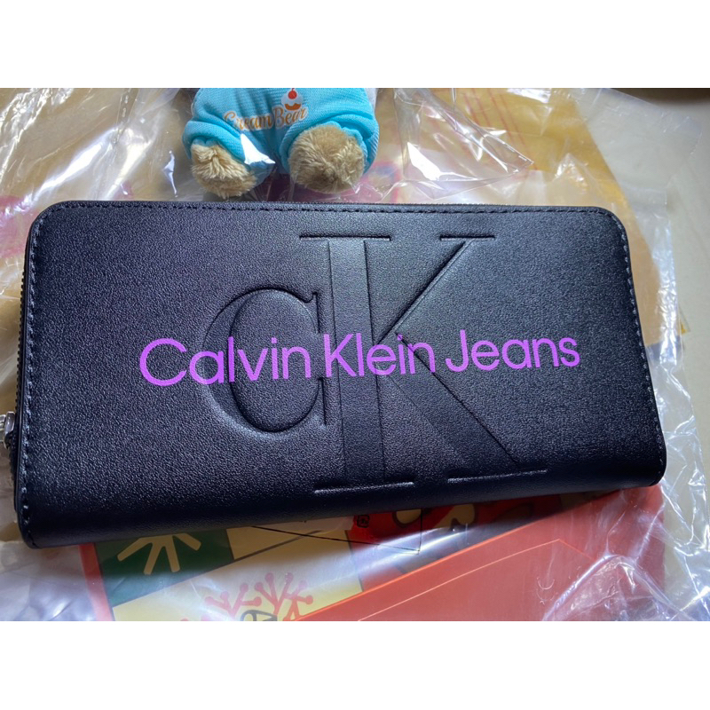 กระเป๋า CALVIN KLEIN JEANS ZIP AROUND BLACK