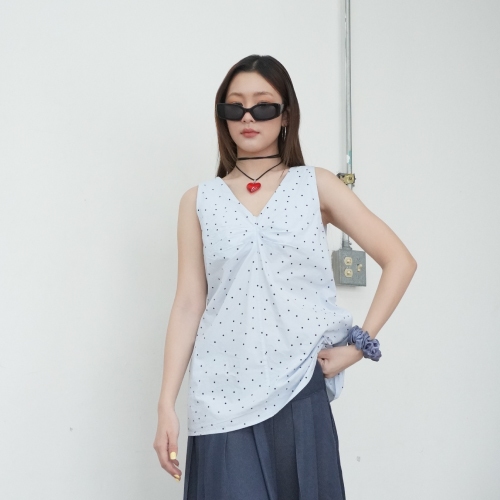 Labyrinth Sleeveless Crinkled Shirt เสื้อแขนกุดลายจุด