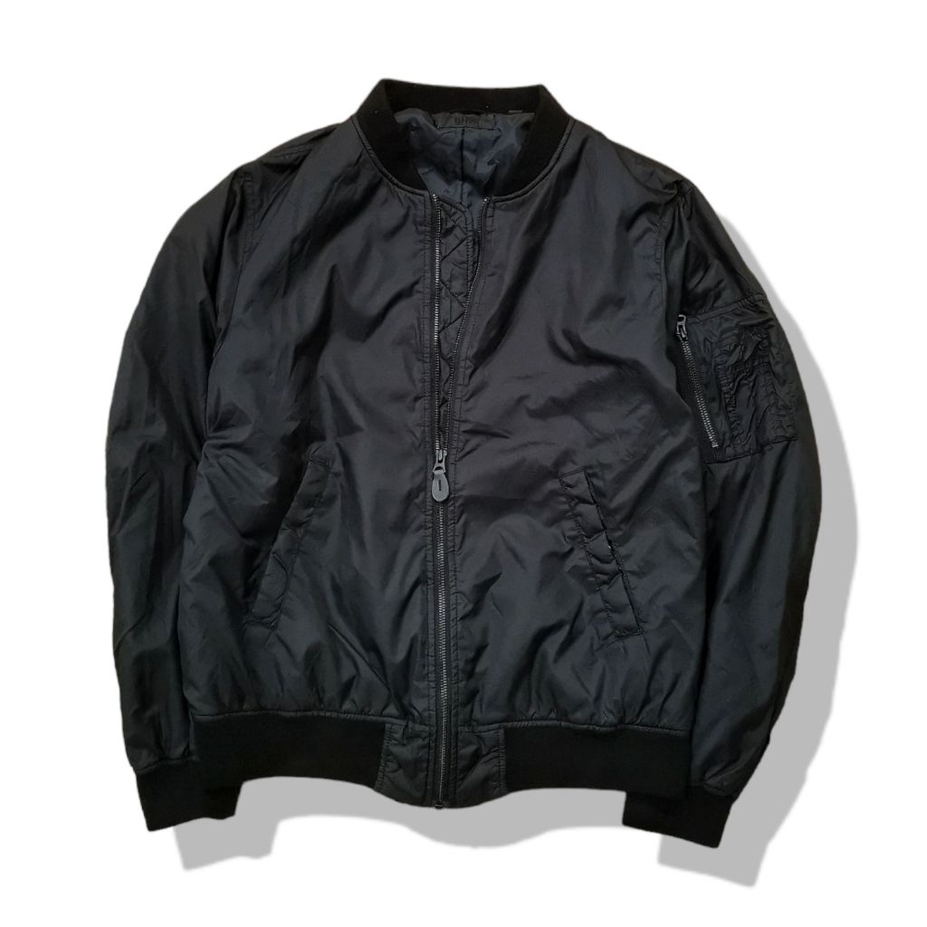 Uniqlo Black Bomber Jacket(S) มือสอง รอบอก 41”