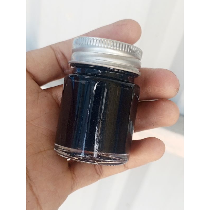 กราไฟท์สูตรเข้มข้น ขนาด20Ml. แห้งแล้วไม่ค่อยติดมือ งานออกมาสวย ใช้ทากีต้าร์เบสได้ประมาน3ตัว