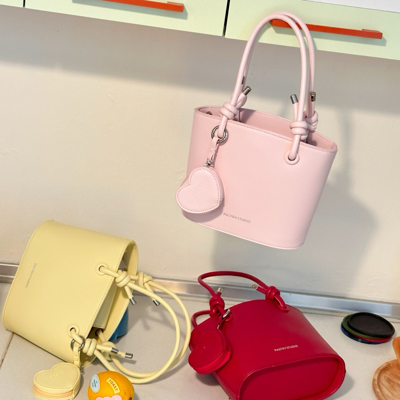 TOAST collection กระเป๋าทรงถัง สายสามารถปรับได้ - The pastry studio