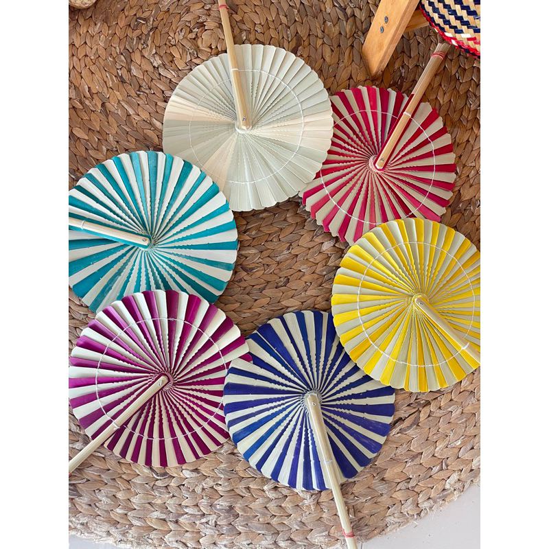 พัดใบตาล สีชมพู สีเขียว สีธรรมชาติ ขนาด พัดความสูง 9-10นิ้ว สินค้าชุมชน