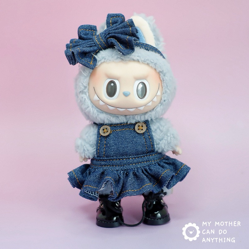 (พร้อมส่ง ) ชุดตุ๊กตา Labubu V.1 (ลาบูบู้) เอี๊ยม“กระโปรงยีนส์” (ไม่รวมหมวก/โบว์)