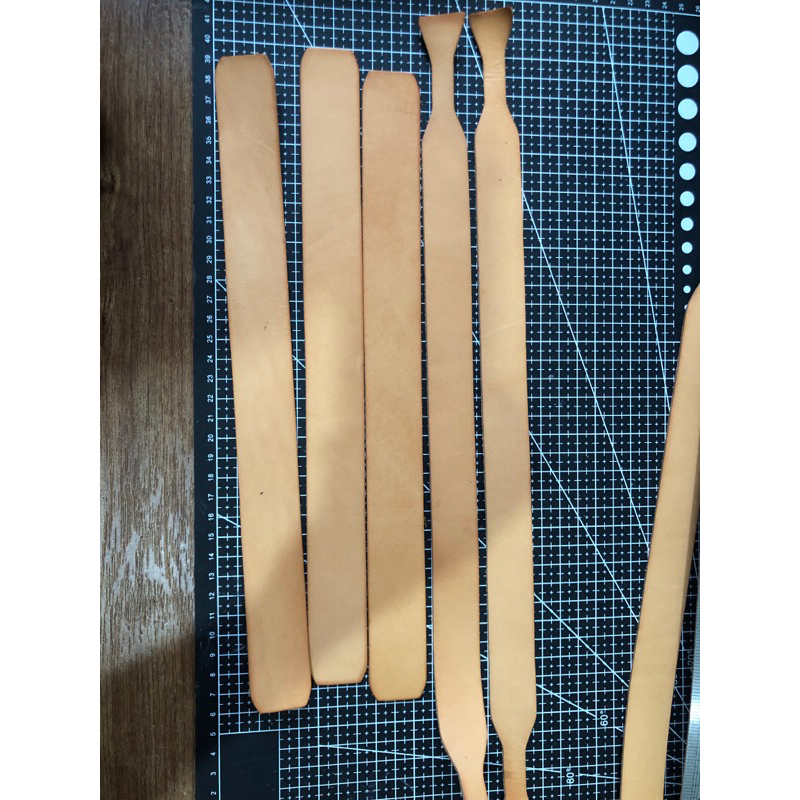 หนังฟอกฝาดอิตาลี สีธรรมชาติ หนา1.2 มิล กว้าง 2.5-3cm ยาว 30cm แผ่นเรียบ เก็บหลังเรียบ