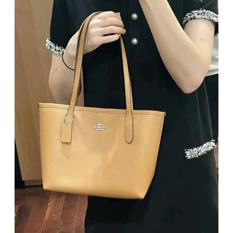 กระเป๋าสะพายไหล่ สีขาว /สีน้ำตาล ขนาดกำลังสวยค่ะNew Coach  Mini City Tote👜รอเช็คสต๊อกค่ะ