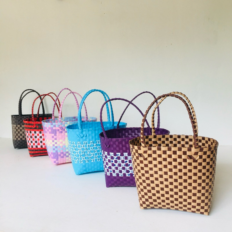 ตระกร้าสาน เส้นพลาสติกสาน จ่ายตลาด ใส่ของ ขนาดกลาง  *ขนาด กว้าง17ยาว27สูง23สายจับสูง 17CM  วัดจากขอบปากตระกร้า